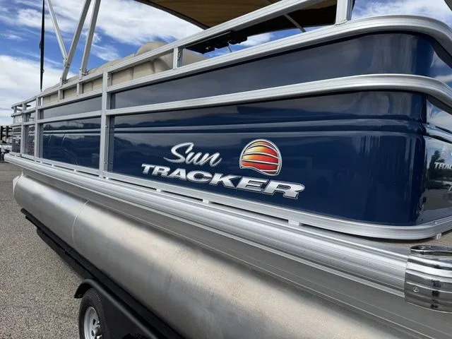 Slide: The Image of Sun Tracker Fishin' Barge 20 DLX 2024 - 41