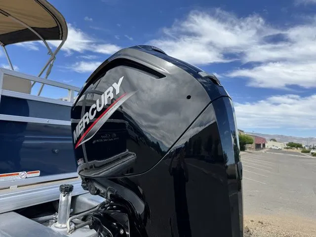 Slide: The Image of Sun Tracker Fishin' Barge 20 DLX 2024 - 43