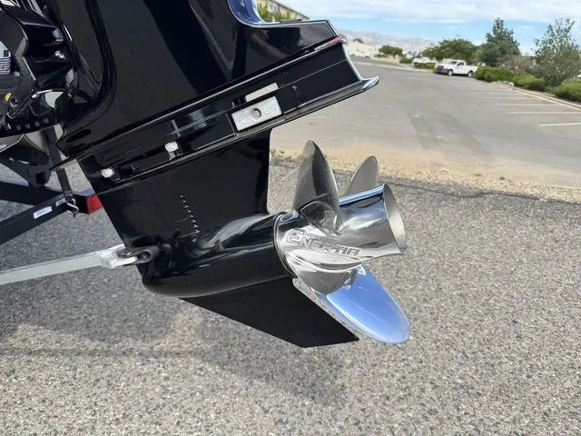 Slide: The Image of Sun Tracker Fishin' Barge 20 DLX 2024 - 44