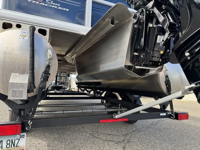 Slide: The Image of Sun Tracker Fishin' Barge 20 DLX 2024 - 45