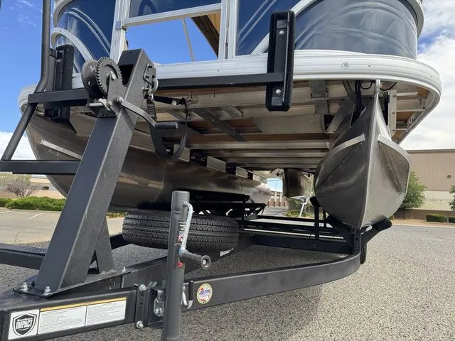 Slide: The Image of Sun Tracker Fishin' Barge 20 DLX 2024 - 46