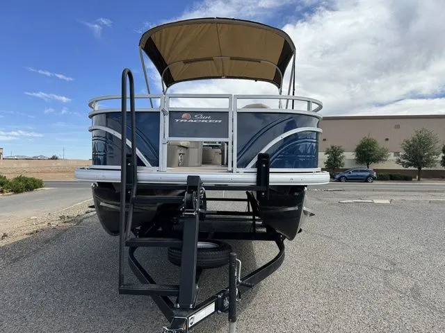 Slide: The Image of Sun Tracker Fishin' Barge 20 DLX 2024 - 47