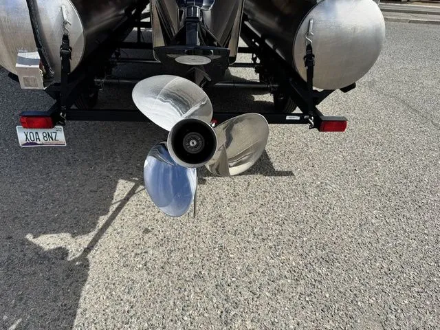 Slide: The Image of Sun Tracker Fishin' Barge 20 DLX 2024 - 5