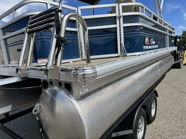 Slide: The Image of Sun Tracker Fishin' Barge 20 DLX 2024 - 8
