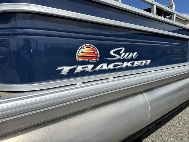 Slide: The Image of Sun Tracker Fishin' Barge 20 DLX 2024 - 9