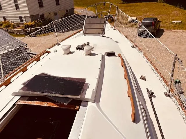 Slide: The Image of 1986 Pearson 28 sailboat deck with open hatch and safety netting. - 6