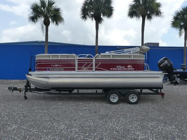 Slide: The Image of Sun Tracker Party Barge 20 DLX 2023 - 7