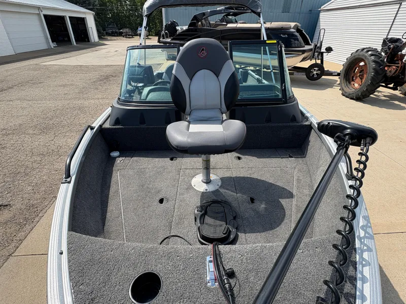 Slide: The Image of 2018 Alumacraft Voyageur 175 Sport boat with a central seat and trolling motor. - 11