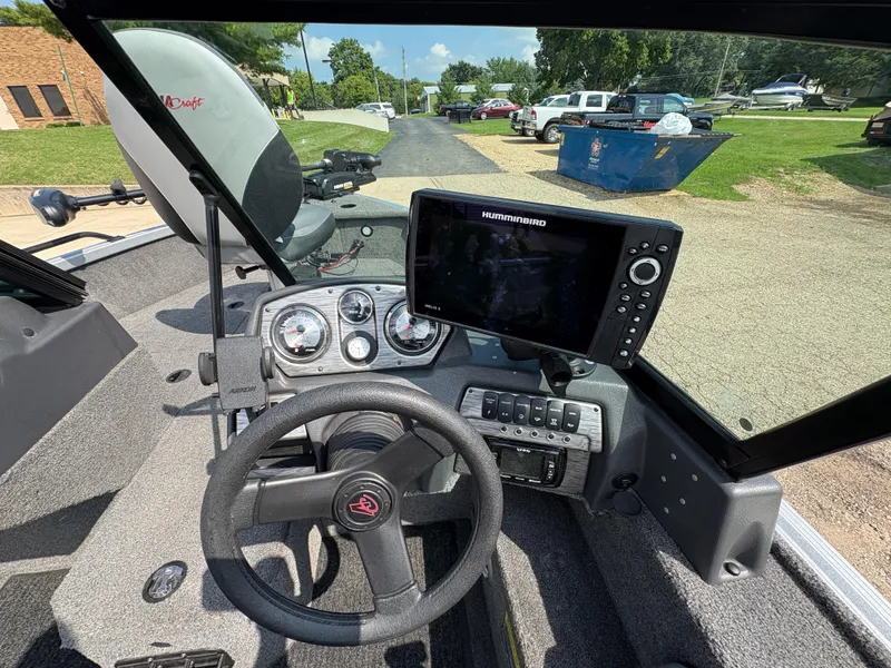 Slide: The Image of 2018 Alumacraft Voyageur 175 Sport dashboard with steering wheel and Humminbird fish finder. - 19