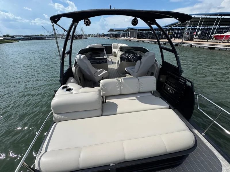 Slide: The Image of 2016 Harris Solstice DC 250 boat with luxurious seating on a sunny day at the marina. - 20