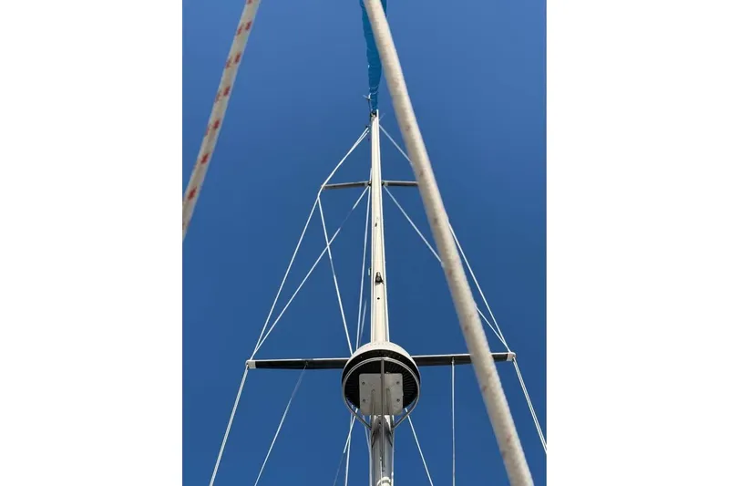 Slide: The Image of Mast of 1985 Beneteau First 375 sailboat against clear blue sky. - 6
