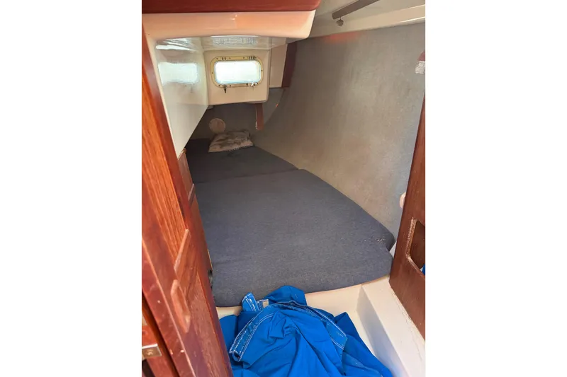Slide: The Image of Interior cabin of 1986 Hunter 28.5 sailboat with cozy sleeping area. - 22