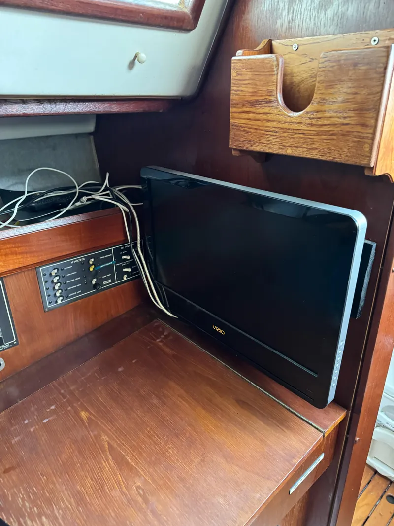 Slide: The Image of 1986 Hunter 28.5 interior with Vizio TV and control panel. - 8