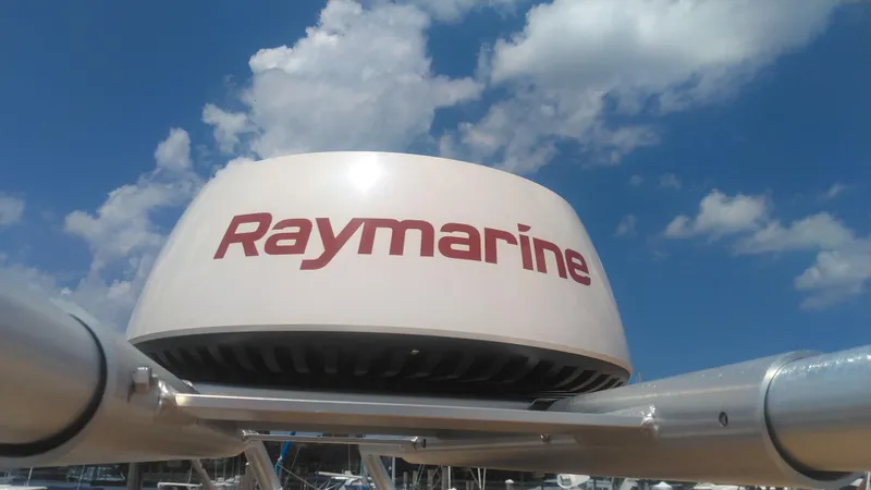 Slide: The Image of Raymarine radar on Bruckmann BLUESTAR 29, 1998, under a clear blue sky. - 22