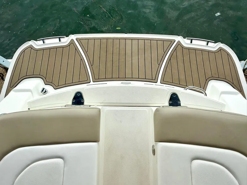Slide: The Image of Rear view of 2013 Sea Ray 250 SLX boat with teak-style swim platform. - 23