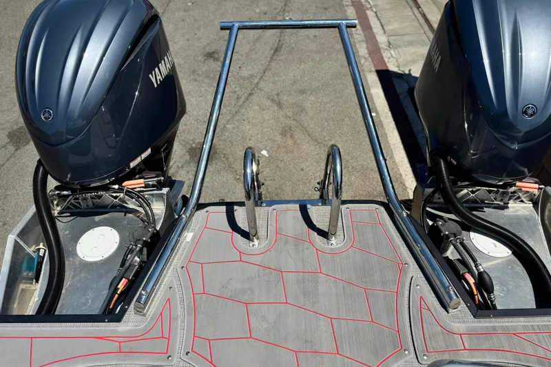 Slide: The Image of 2023 Manitou 25 XT RFXW boat with dual Yamaha outboard motors. - 9