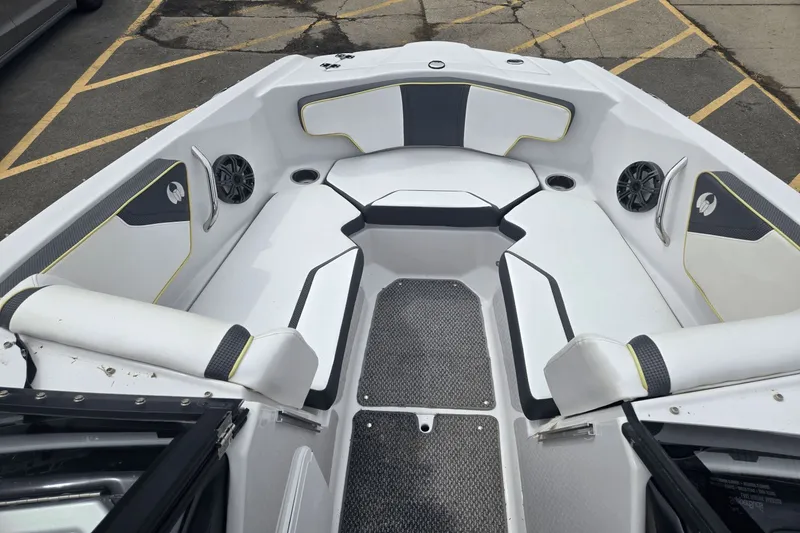 Slide: The Image of Scarab 215 HO Impulse 2016 - 10