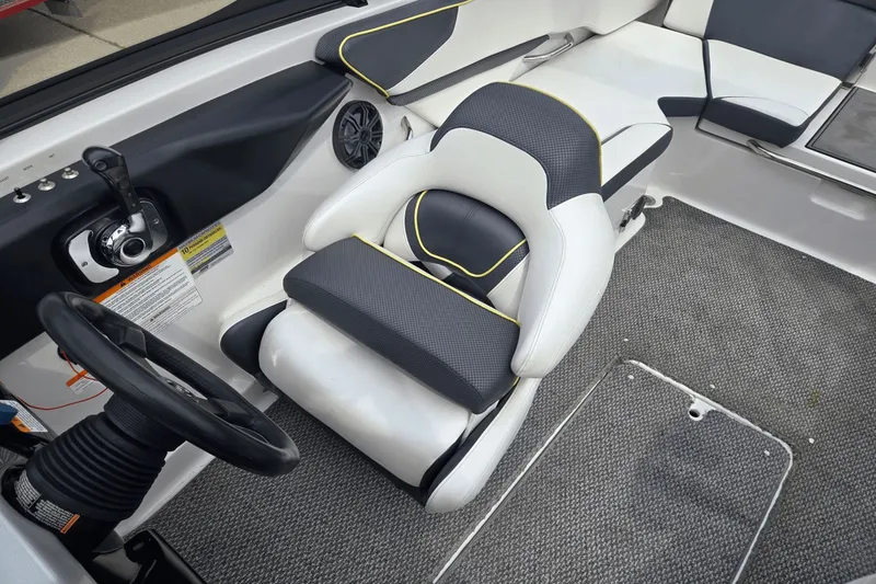 Slide: The Image of Scarab 215 HO Impulse 2016 - 12