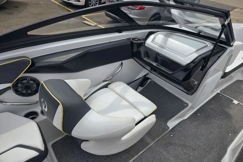 Slide: The Image of Scarab 215 HO Impulse 2016 - 14