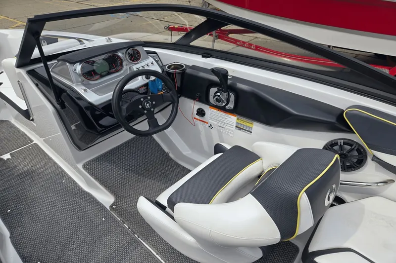 Slide: The Image of Scarab 215 HO Impulse 2016 - 15