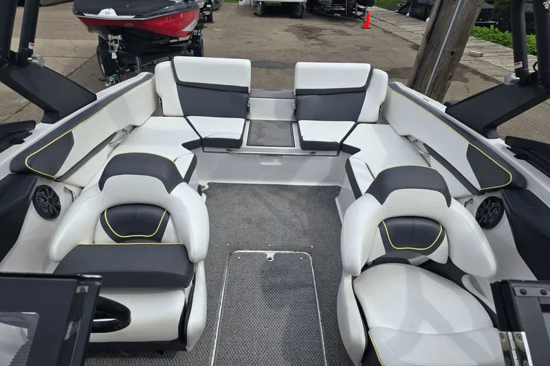 Slide: The Image of Scarab 215 HO Impulse 2016 - 18