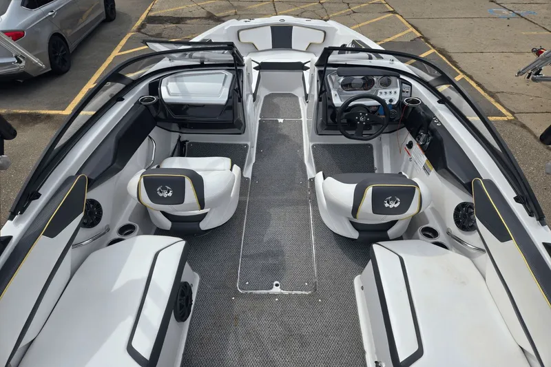 Slide: The Image of Scarab 215 HO Impulse 2016 - 19