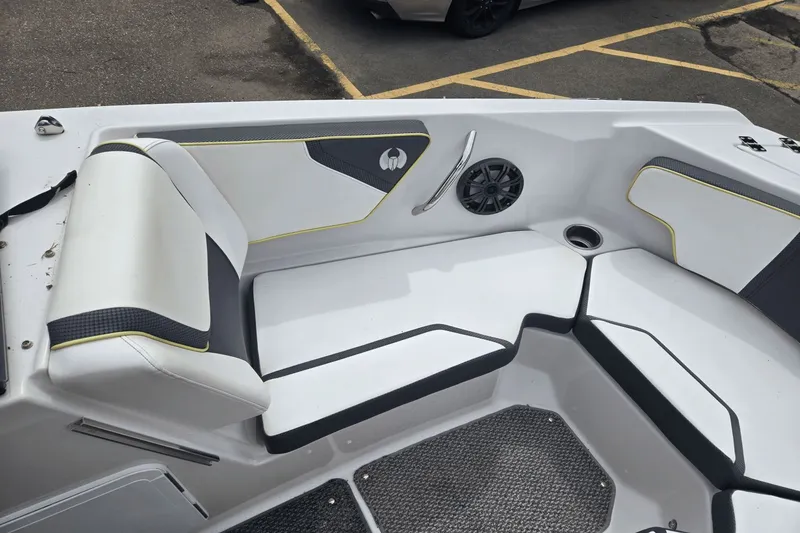 Slide: The Image of Scarab 215 HO Impulse 2016 - 5