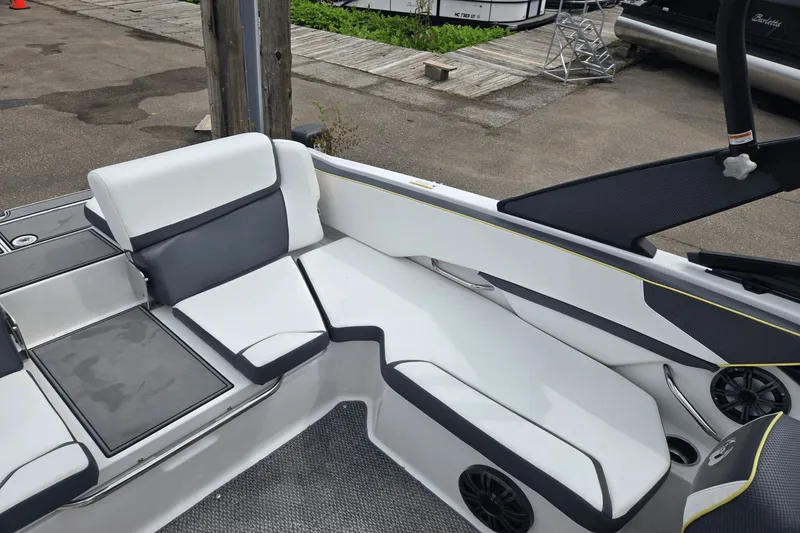 Slide: The Image of Scarab 215 HO Impulse 2016 - 9