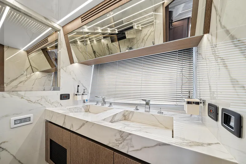 Slide: The Image of Galeon 680 Fly 2021 - 100