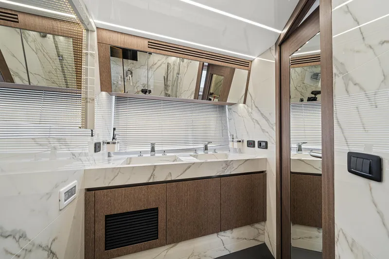 Slide: The Image of Galeon 680 Fly 2021 - 103