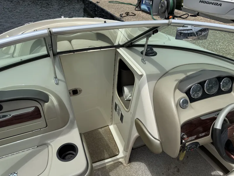 Slide: The Image of Sea Ray 220 Select 2004 - 23