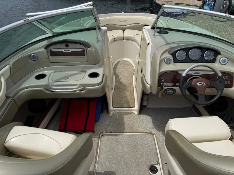 Slide: The Image of Sea Ray 220 Select 2004 - 44