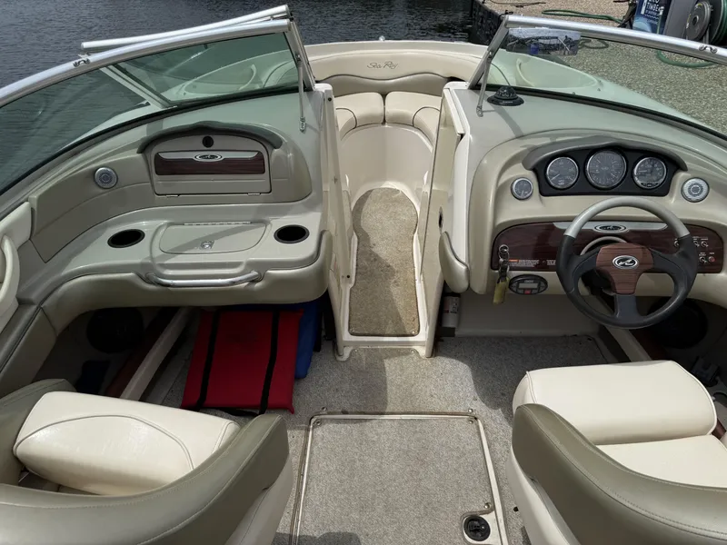 Slide: The Image of Sea Ray 220 Select 2004 - 8