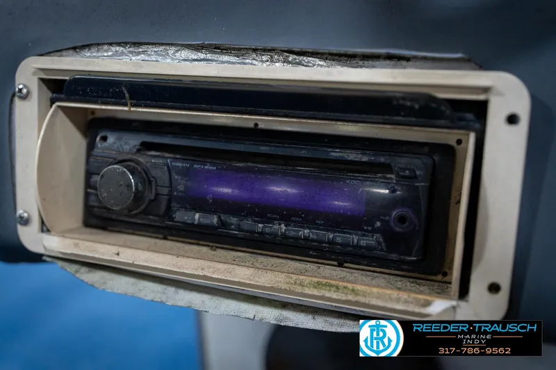 Slide: The Image of 1988 Landau 20 Adventurer boat vent detail with Reeder-Trausch Marine contact information. - 32