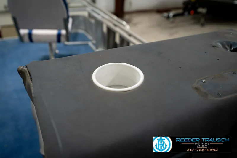 Slide: The Image of 1988 Landau 20 Adventurer capacity plate showing maximum horsepower and weight limits. - 41