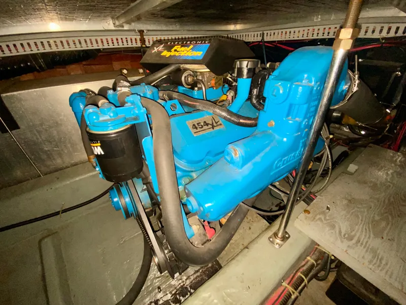 Slide: The Image of Engine of a 1997 Carver 405 Motor Yacht, featuring a blue 454L engine. - 44