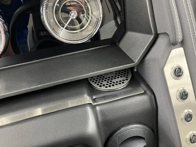 Slide: The Image of Dashboard of 2025 Barletta Lusso 25UC with detailed controls and speaker. - 17