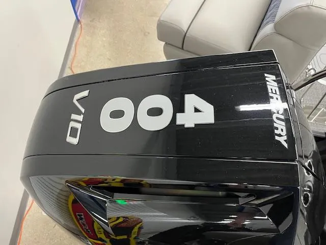 Slide: The Image of 2025 Barletta Lusso 25UC with Mercury V10 400 outboard engine, top view. - 6