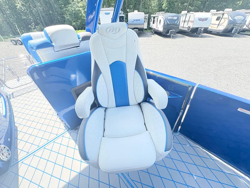 Slide: The Image of Captain's chair on 2017 Manitou X-Plode Series 25 XT SRS SHP pontoon boat. - 14