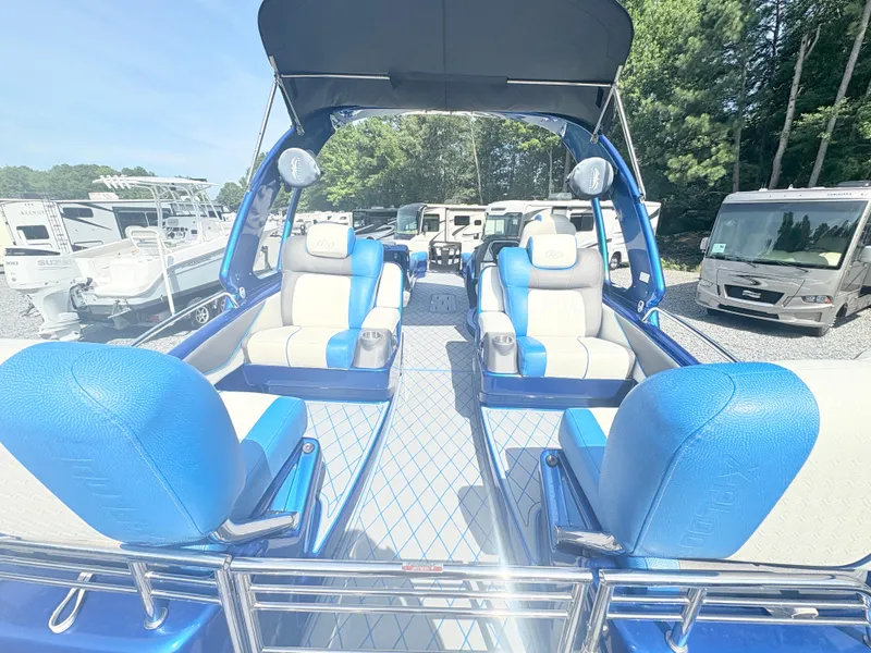 Slide: The Image of 2017 Manitou X-Plode Series 25 XT SRS SHP pontoon boat with blue and white seating. - 9