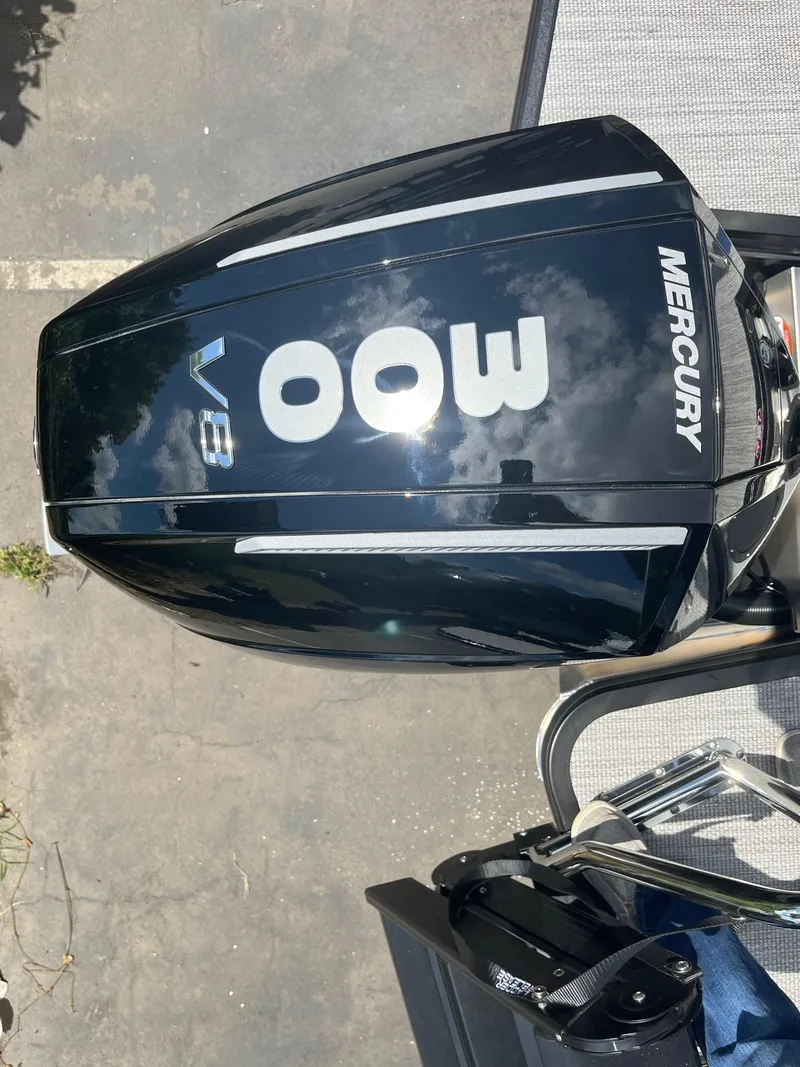 Slide: The Image of Mercury 300 V8 outboard engine on Harris Grand Mariner 230, 2026 model. - 5