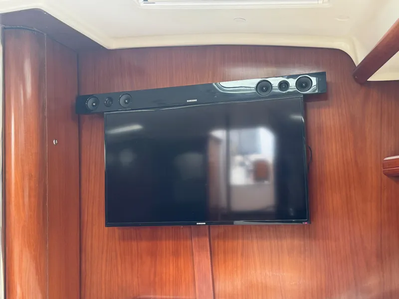 Slide: The Image of Flat-screen TV with soundbar on Beneteau Oceanis Clipper 473 yacht, 2005 model. - 34