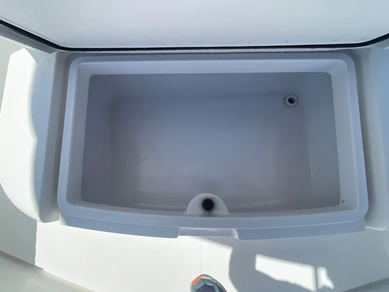 Slide: The Image of Livewell compartment on a 2006 Southport 26 Center Console boat. - 14