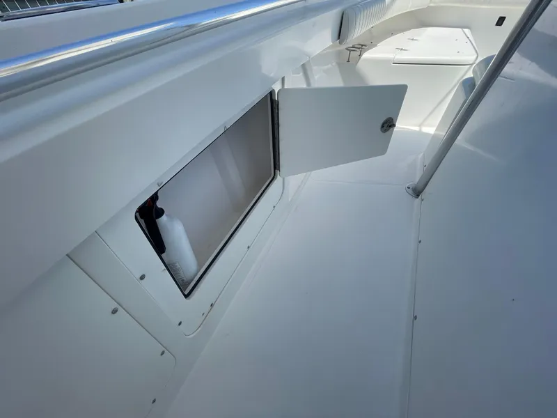 Slide: The Image of 2006 Southport 26 Center Console boat interior with open storage compartment. - 41