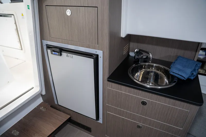 Slide: The Image of Beneteau Flyer 8 SUNdeckV2 2026 - 18