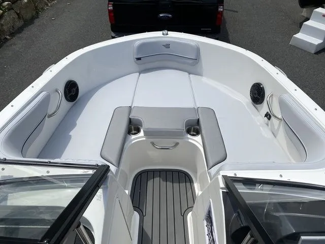 Slide: The Image of Bayliner VR4 Bowrider OB 2025 - 8