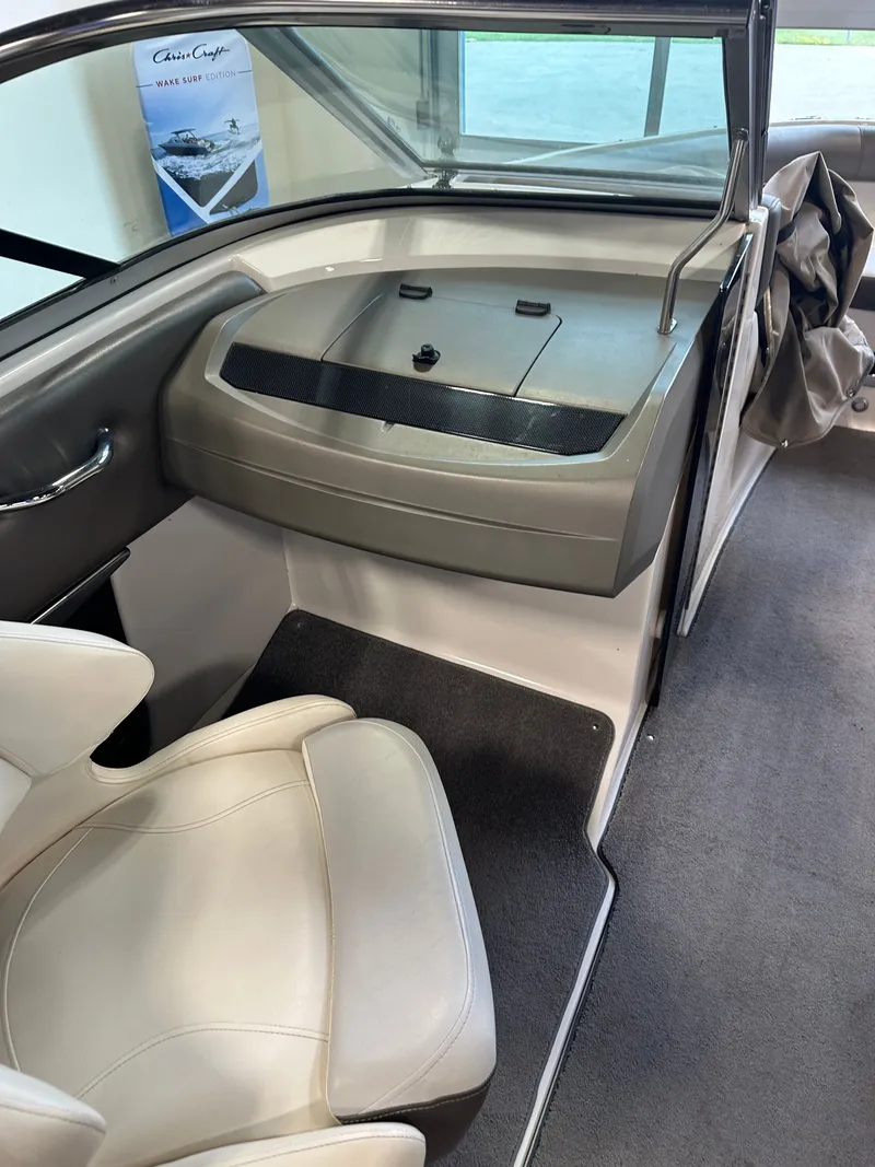 Slide: The Image of Regal 2300 Bowrider 2010 - 14