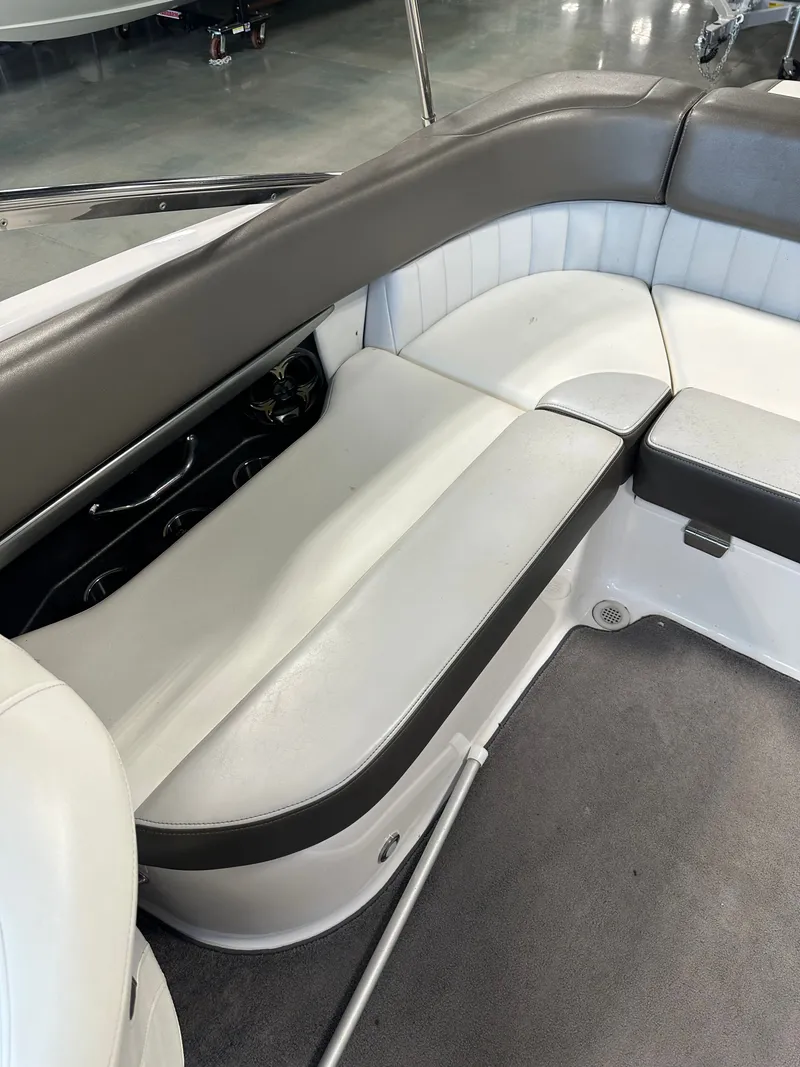 Slide: The Image of Regal 2300 Bowrider 2010 - 17