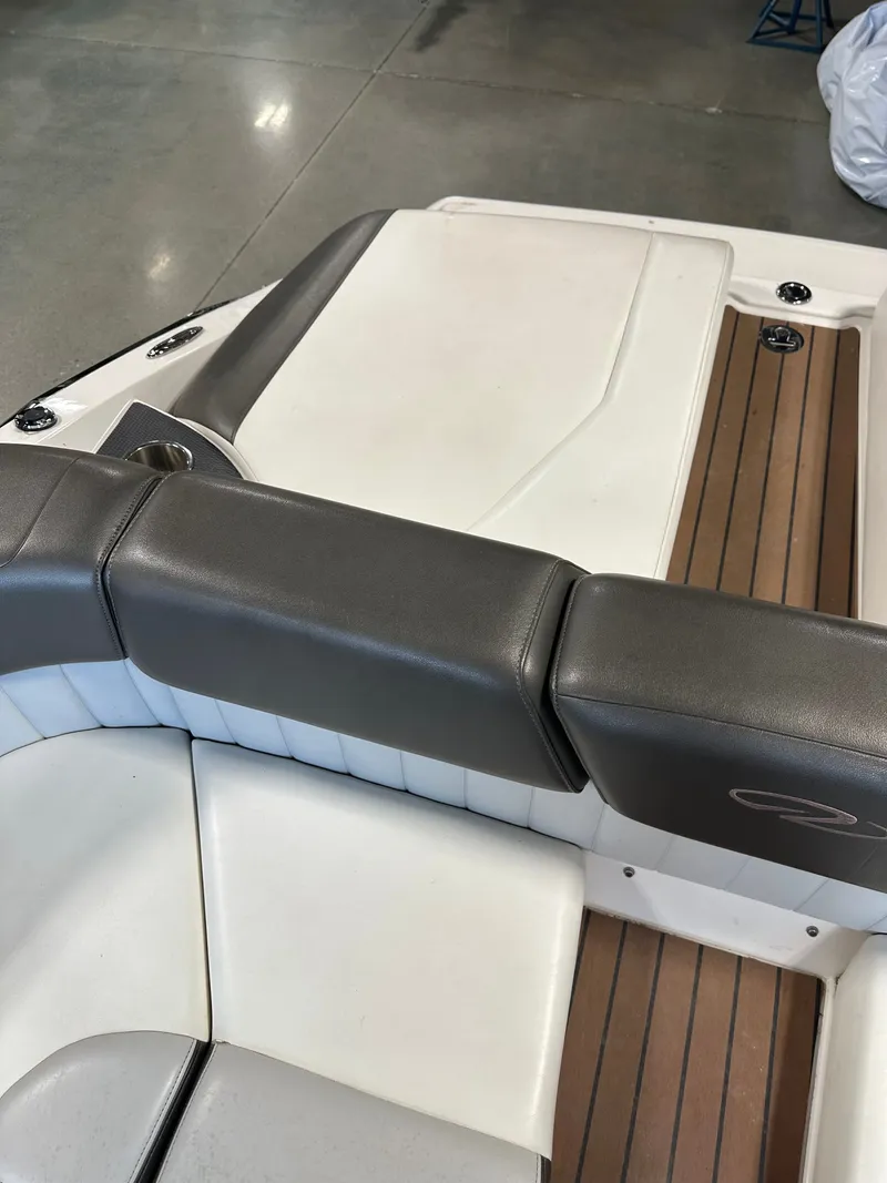 Slide: The Image of Regal 2300 Bowrider 2010 - 18