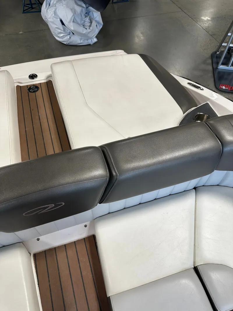 Slide: The Image of Regal 2300 Bowrider 2010 - 19